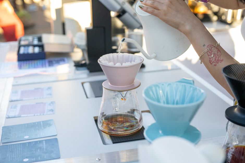 Cultura do Café — Close-up of a barista preparing a pour-over coffee at a café in İstanbul. Captures the craft and technique.